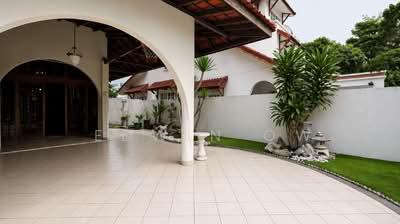For Sale - D16 BEST VALUE BUY 3.5 STRY SEMI D IN THE MARKET NEAR MRT