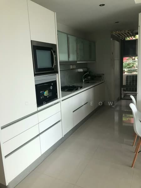 Leonie Suites, 21 Leonie Hill, 2 Bedrooms, 936 sqft, Apartment For Sale, by Carrie Leow, 500119412 - Kitchen - PropertyGuru.com.sg