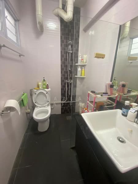 163 Bukit Batok Street 11, 163 Bukit Batok Street 11, 2 Bedrooms, 785 sqft, HDB Flat For Sale, by Mazlan Jaffar, 500119440 - Bathroom - PropertyGuru.com.sg