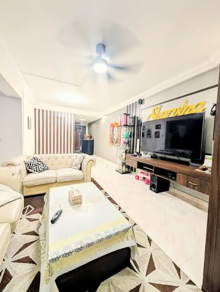 469 Choa Chu Kang Avenue 3, 469 Choa Chu Kang Avenue 3, 3 Bedrooms, 1,292 sqft, HDB Flat For Sale, by Christine Yit, 500119450 - Living Room - PropertyGuru.com.sg