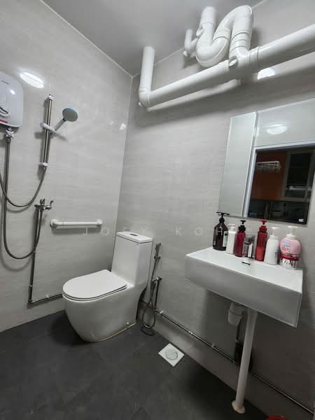 21 Queen's Close, 21 Queen's Close, 3 Bedrooms, 1,162 sqft, HDB Flat For Sale, by Joey Koh, 500119457 - Bathroom - PropertyGuru.com.sg
