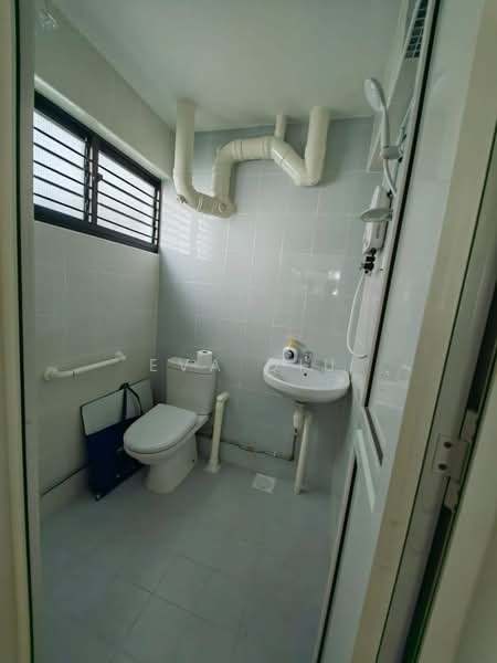 112 Mcnair Road, 112 Mcnair Road, 3 Bedrooms, 850 sqft, HDB Flat For Rent, by Eva Qiu, 500119541 - Bathroom - PropertyGuru.com.sg