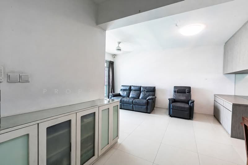 450 Yishun Ring Road, 450 Yishun Ring Road, 3 Bedrooms, 990 sqft, HDB Flat For Sale, by ADNIX LIU, 500119593 - Living Room - PropertyGuru.com.sg