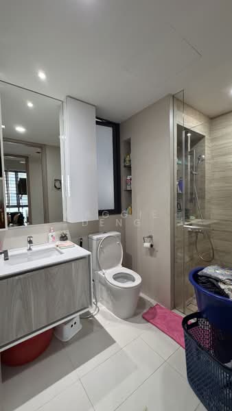 J Gateway, 2 Gateway Drive, 3 Bedrooms, 969 sqft, Condominium For Rent, by Maggie Deng, 500119625 - Bathroom - PropertyGuru.com.sg