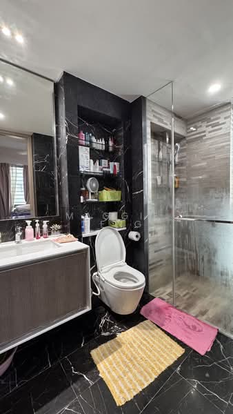 J Gateway, 2 Gateway Drive, 3 Bedrooms, 969 sqft, Condominium For Rent, by Maggie Deng, 500119625 - Bathroom - PropertyGuru.com.sg
