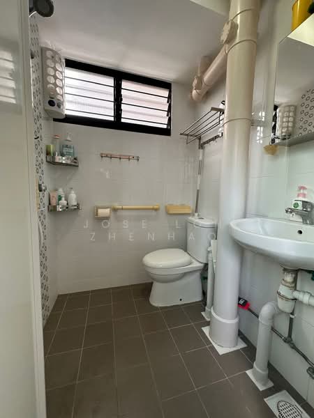 334 Clementi Avenue 2, 334 Clementi Avenue 2, 5 Bedrooms, 1,442 sqft, HDB Flat For Sale, by Jose Loh Zhenhao, 500119679 - Bathroom - PropertyGuru.com.sg