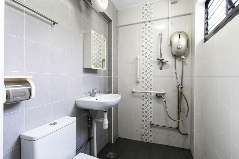 420 Jurong West Street 42, 420 Jurong West Street 42, 3 Bedrooms, 904 sqft, HDB Flat For Sale, by PROPSELLER PTE. LTD., 500119682 - Bathroom - PropertyGuru.com.sg