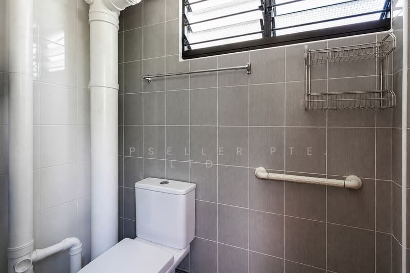 420 Jurong West Street 42, 420 Jurong West Street 42, 3 Bedrooms, 904 sqft, HDB Flat For Sale, by PROPSELLER PTE. LTD., 500119682 - Bathroom - PropertyGuru.com.sg
