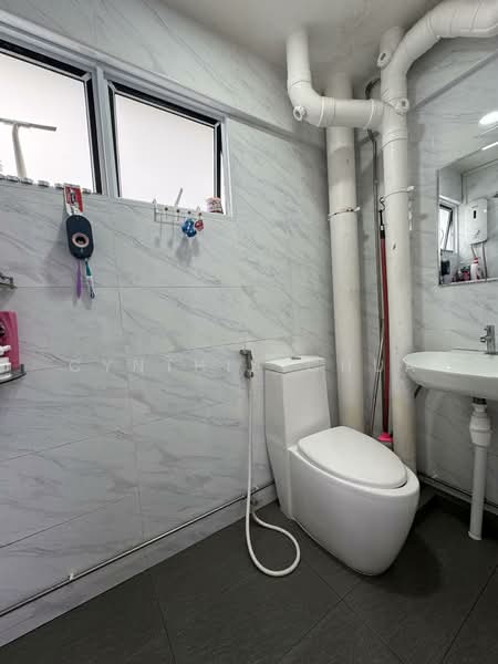 451 Tampines Street 42, 451 Tampines Street 42, 3 Bedrooms, 904 sqft, HDB Flat For Sale, by Cynthia Chua, 500119718 - Bathroom - PropertyGuru.com.sg