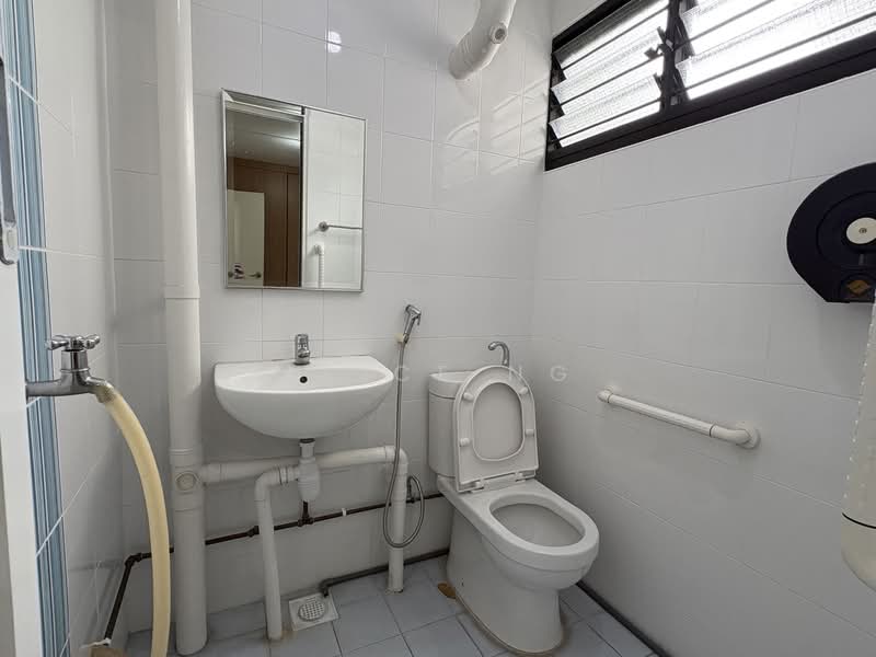 107 Yishun Ring Road, 107 Yishun Ring Road, 2 Bedrooms, 721 sqft, HDB Flat For Sale, by Alice Ng, 500119746 - Master Bathroom - PropertyGuru.com.sg