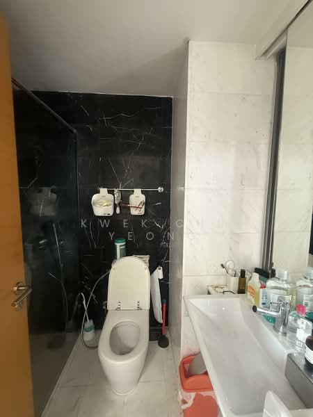Centro Residences, 59 Ang Mo Kio Avenue 8, 4 Bedrooms, 1,281 sqft, Condominium For Rent, by Kwek Chu Yeong, 500119750 - Bathroom - PropertyGuru.com.sg