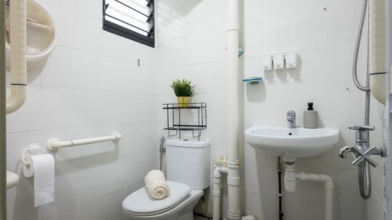 223 Serangoon Avenue 4, 223 Serangoon Avenue 4, 2 Bedrooms, 721 sqft, HDB Flat For Sale, by Cherlyn Wang, 500119753 - Master Bathroom - PropertyGuru.com.sg