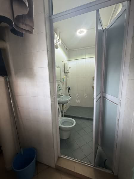 838 Hougang Central, 838 Hougang Central, 3 Bedrooms, 1,259 sqft, HDB Flat For Sale, by Charissa Chew, 500119766 - Bathroom - PropertyGuru.com.sg