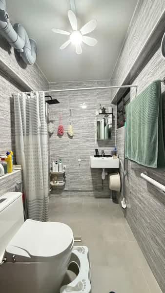 871 Woodlands Street 81, 871 Woodlands Street 81, 4 Bedrooms, 1,453 sqft, HDB Flat For Sale, by Jose Loh Zhenhao, 500119807 - Bathroom - PropertyGuru.com.sg