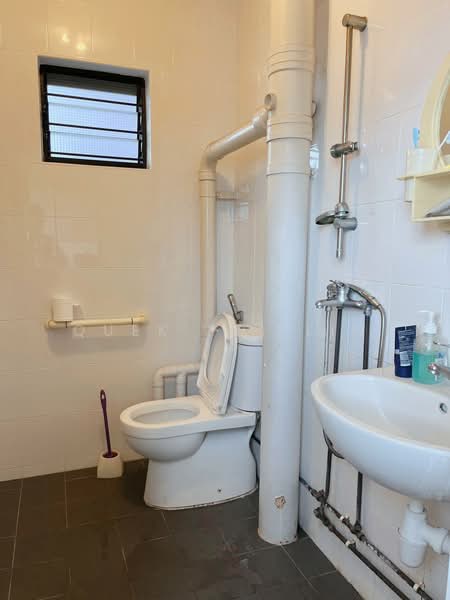 916 Jurong West Street 91, 916 Jurong West Street 91, 2 Bedrooms, 785 sqft, HDB Flat For Sale, by Quek Pei Lin, 500119816 - Bathroom - PropertyGuru.com.sg