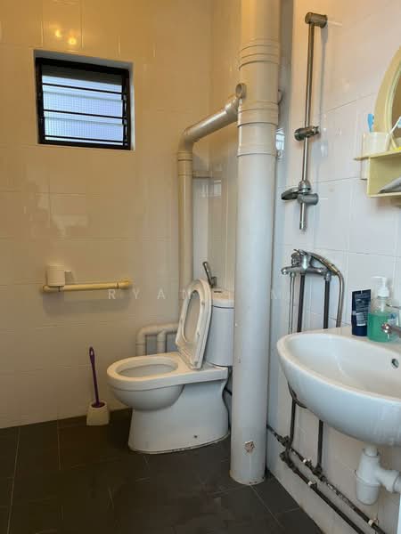 916 Jurong West Street 91, 916 Jurong West Street 91, 2 Bedrooms, 785 sqft, HDB Flat For Sale, by Ryan Lim, 500119858 - Bathroom - PropertyGuru.com.sg