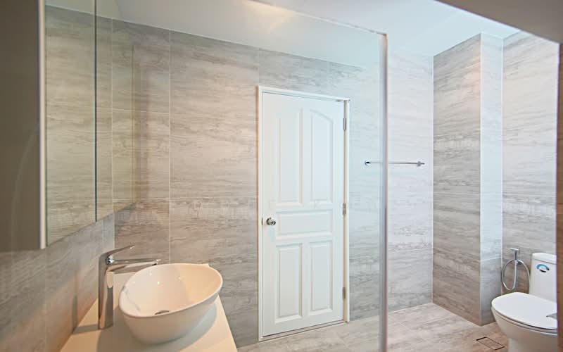 Newly Refurbished! Compellingly Priced! Grab It Now!, Clementi Crescent, 3 Bedrooms, 2,900 sqft, Semi-Detached House For Rent, by Eddie Koh, 500119859 - Master Bathroom - PropertyGuru.com.sg