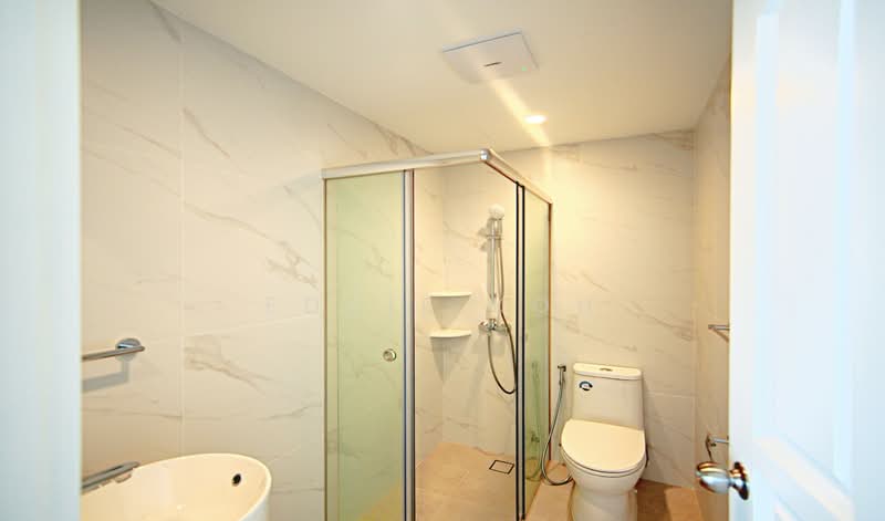 Newly Refurbished! Compellingly Priced! Grab It Now!, Clementi Crescent, 3 Bedrooms, 2,900 sqft, Semi-Detached House For Rent, by Eddie Koh, 500119859 - Guest Bathroom - PropertyGuru.com.sg