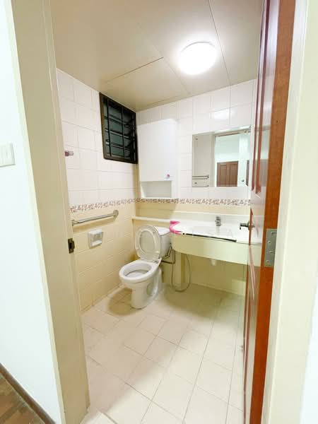 676B Jurong West Street 64, 676B Jurong West Street 64, 2 Bedrooms, 989 sqft, HDB Flat For Rent, by Thng Lisa, 500119891 - Master Bathroom - PropertyGuru.com.sg