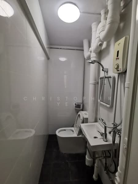85 Commonwealth Close, 85 Commonwealth Close, 2 Bedrooms, 600 sqft, HDB Flat For Rent, by Christopher Yeo, 500119936 - Bathroom - PropertyGuru.com.sg