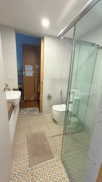 Casa Merah, 50 Tanah Merah Kechil Avenue, 4 Bedrooms, 1,528 sqft, Condominium For Rent, by James Toh Wee Kiong, 500119969 - Bathroom - PropertyGuru.com.sg