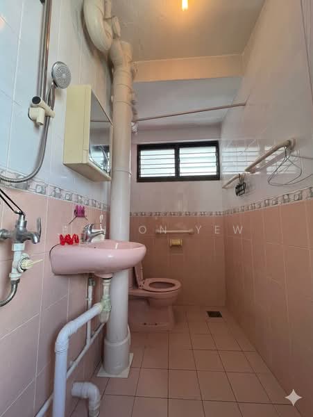 202 Tampines Street 21, 202 Tampines Street 21, 2 Bedrooms, 807 sqft, HDB Flat For Sale, by Benson Yew, 500119979 - Bathroom - PropertyGuru.com.sg