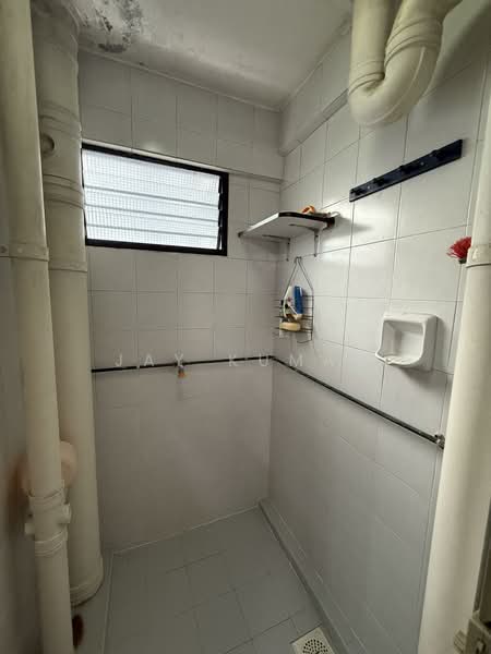 169 Stirling Road, 169 Stirling Road, 2 Bedrooms, 646 sqft, HDB Flat For Sale, by Jay Kumar, 500120045 - Bathroom - PropertyGuru.com.sg