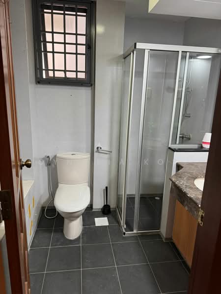 Carissa Park Condo, 2 Flora Drive, 6 Bedrooms, 1,303 sqft, Condominium For Rent, by Cynthia Kok, 500120159 - Bathroom - PropertyGuru.com.sg