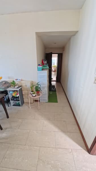 Northoaks, 32 Woodlands Crescent, 3 Bedrooms, 1,238 sqft, Condominium For Sale, by Sam Zhiquan 岑志权, 500120165 - Corridor - PropertyGuru.com.sg