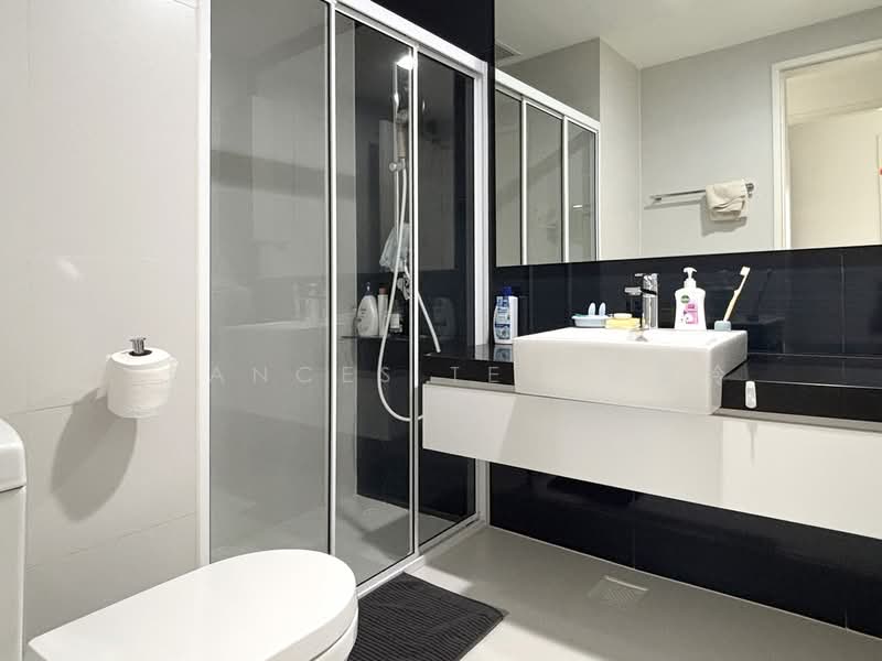 The Interlace, 180 Depot Road, 2 Bedrooms, 1,001 sqft, Condominium For Rent, by Frances Teo 张佩玲, 500120170 - Common Bathroom - PropertyGuru.com.sg