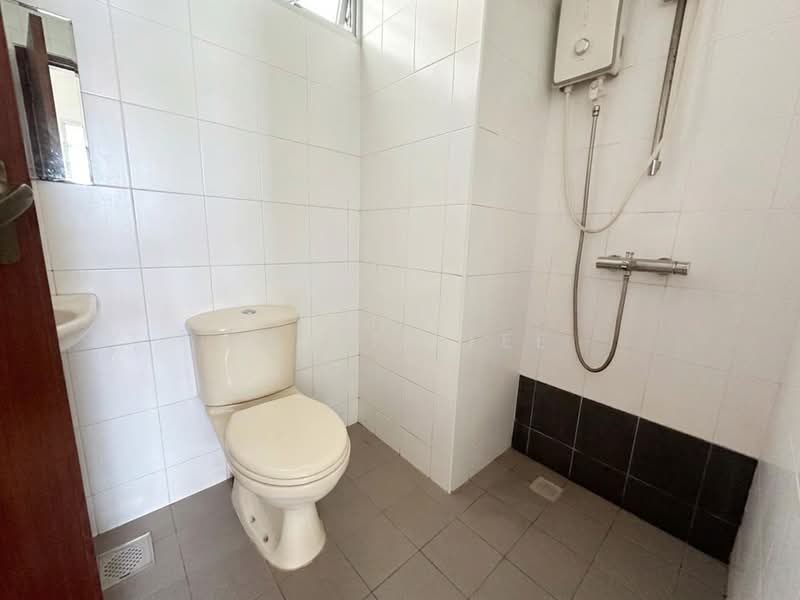 18D Holland Drive, 18D Holland Drive, 3 Bedrooms, 990 sqft, HDB Flat For Sale, by Jessie Tee, 500120176 - Bathroom - PropertyGuru.com.sg