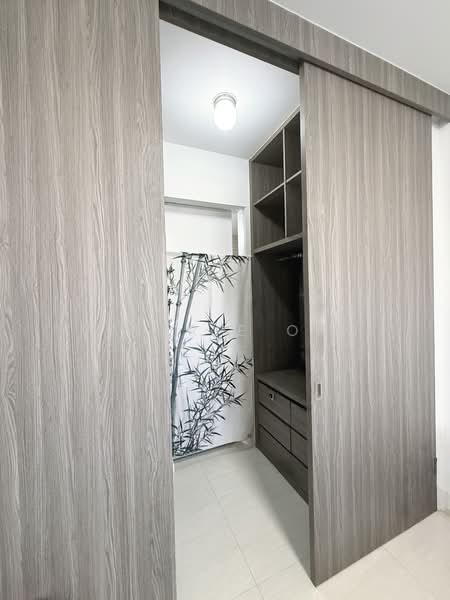 Sky Vue, 1 Bishan Street 15, 1 Bedroom, 484 sqft, Condominium For Rent, by Valerie Ong, 500120226 - Walk in wardrobe - PropertyGuru.com.sg