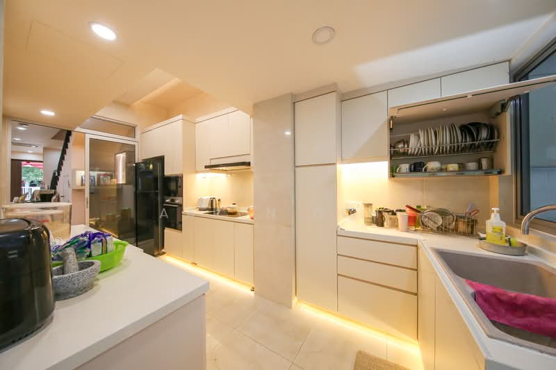 The Springside, Springside Avenue, 6 Bedrooms, 4,261 sqft, Terraced House For Sale, by Aaron Goh, 500120243 - Kitchen - PropertyGuru.com.sg
