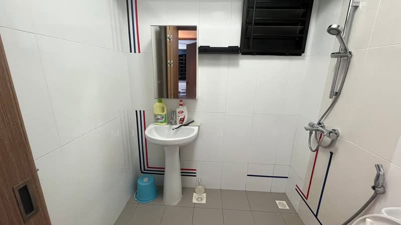 468A Bukit Batok West Avenue 9, 468A Bukit Batok West Avenue 9, 2 Bedrooms, 732 sqft, HDB Flat For Rent, by Mirza Amir, 500120255 - Bathroom - PropertyGuru.com.sg