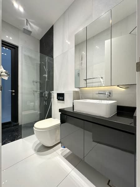 ★ Serangoon Garden Estate ★ Modern, Lovingly Maintained Semi-D w/ Pool and Lift ★, Serangoon Garden Estate, 6 Bedrooms, 9,000 sqft, Semi-Detached House For Sale, by Benson Goh, 500120293 - Bathroom - PropertyGuru.com.sg