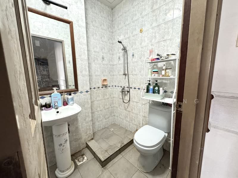 Loyang Villas, Loyang Rise, 5 Bedrooms, 2,551 sqft, Terraced House For Sale, by Ethan Mark Kheng, 500120333 - Bathroom - PropertyGuru.com.sg