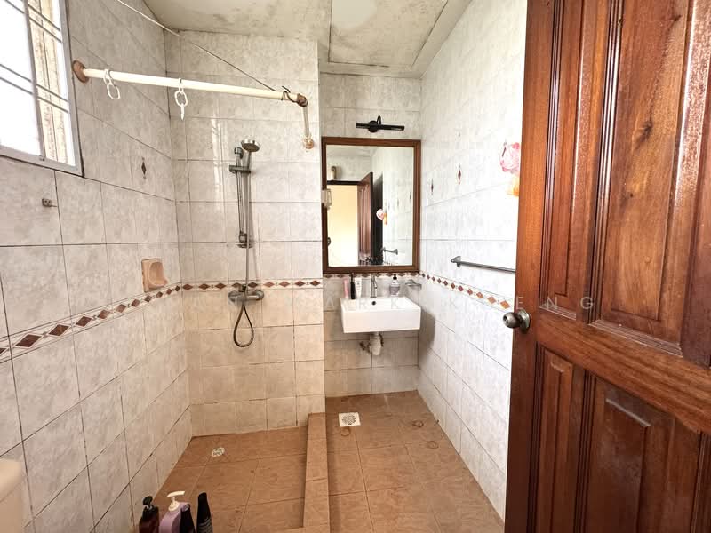 Loyang Villas, Loyang Rise, 5 Bedrooms, 2,551 sqft, Terraced House For Sale, by Ethan Mark Kheng, 500120333 - Bathroom - PropertyGuru.com.sg