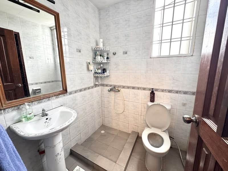 Loyang Villas, Loyang Rise, 5 Bedrooms, 2,551 sqft, Terraced House For Sale, by Ethan Mark Kheng, 500120333 - Bathroom - PropertyGuru.com.sg