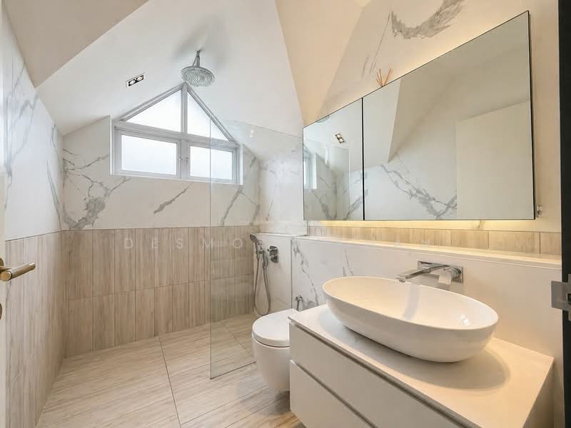 Toh Estate, Toh Drive, 5 Bedrooms, 2,800 sqft, Semi-Detached House For Sale, by Desmond Chan, 500120364 - Bathroom - PropertyGuru.com.sg