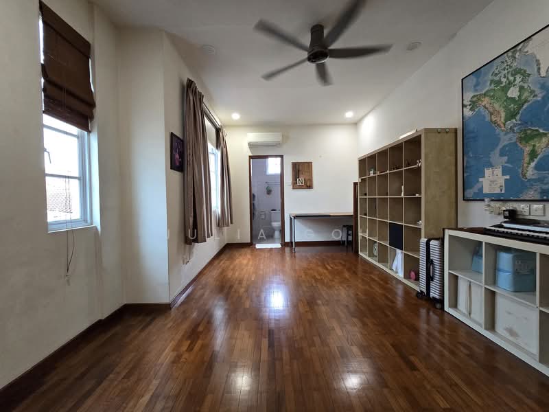 Freehold 2.5 storey detached house. Near Serangoon MRT / NEX, , 5 Bedrooms, 3,697 sqft, Detached House For Sale, by Julia Goh, 500120418 - PropertyGuru.com.sg