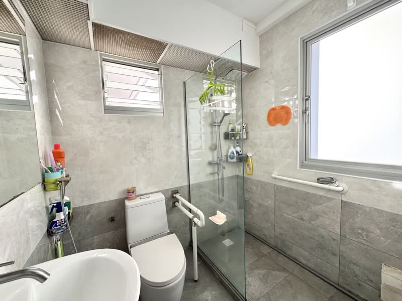 430D Fernvale Link, 430D Fernvale Link, 3 Bedrooms, 990 sqft, HDB Flat For Sale, by Ramdali Jumali, 500120494 - Bathroom - PropertyGuru.com.sg