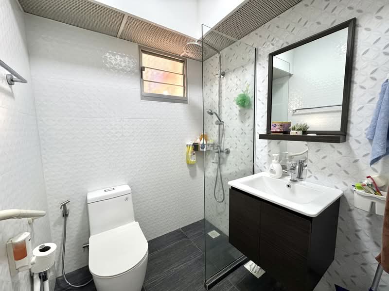 430D Fernvale Link, 430D Fernvale Link, 3 Bedrooms, 990 sqft, HDB Flat For Sale, by Ramdali Jumali, 500120494 - Bathroom - PropertyGuru.com.sg