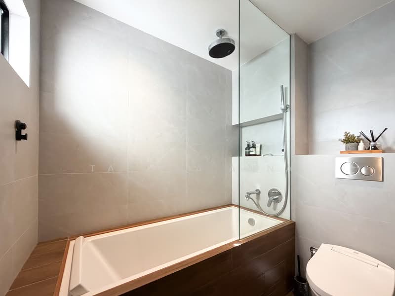 132 Lorong Ah Soo, 132 Lorong Ah Soo, 3 Bedrooms, 1,689 sqft, HDB Flat For Sale, by Tabitha Anna, 500120517 - Master Bathroom - PropertyGuru.com.sg