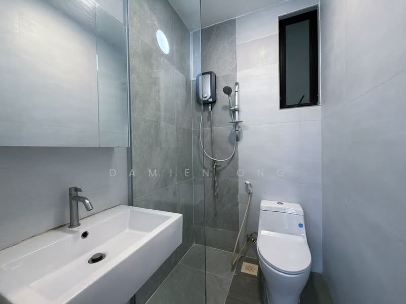 Eastpoint Green, 3 Simei Street 3, 2 Bedrooms, 904 sqft, Condominium For Rent, by Damien Ong, 500120538 - Bathroom - PropertyGuru.com.sg