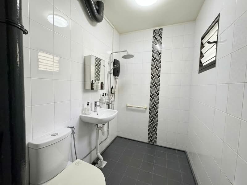 221 Tampines Street 24, 221 Tampines Street 24, 3 Bedrooms, 1,119 sqft, HDB Flat For Sale, by Amir Amzar, 500120539 - Bathroom - PropertyGuru.com.sg