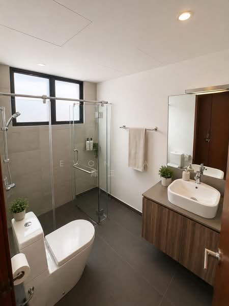 Central Grove, , 3 Bedrooms, 1,206 sqft, Condominium For Sale, by Evon Tan  陈玉凤, 500120544 - (Master) Bathroom - PropertyGuru.com.sg