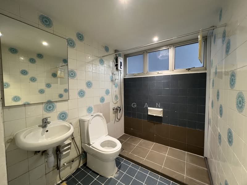 Chancery Court, 36H Dunearn Road, 2 Bedrooms, 926 sqft, Condominium For Rent, by Eric Gan, 500120575 - Master Bathroom - PropertyGuru.com.sg