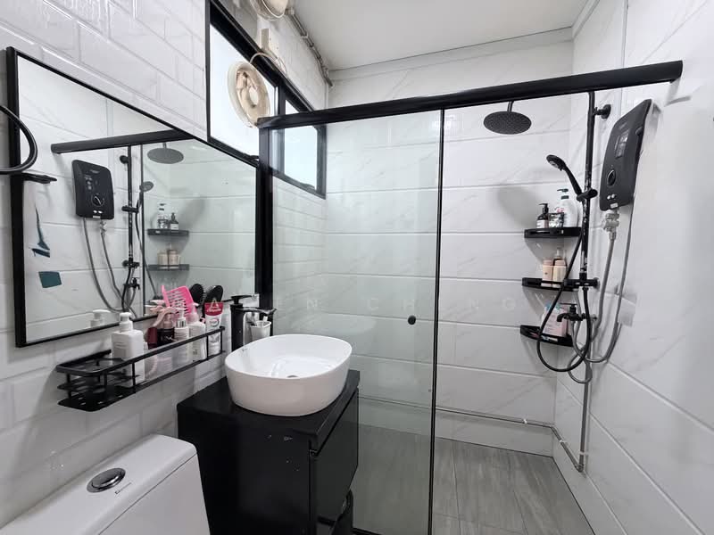 288 Choa Chu Kang Avenue 3, 288 Choa Chu Kang Avenue 3, 3 Bedrooms, 1,227 sqft, HDB Flat For Rent, by Karen Cheng, 500120595 - Bathroom - PropertyGuru.com.sg