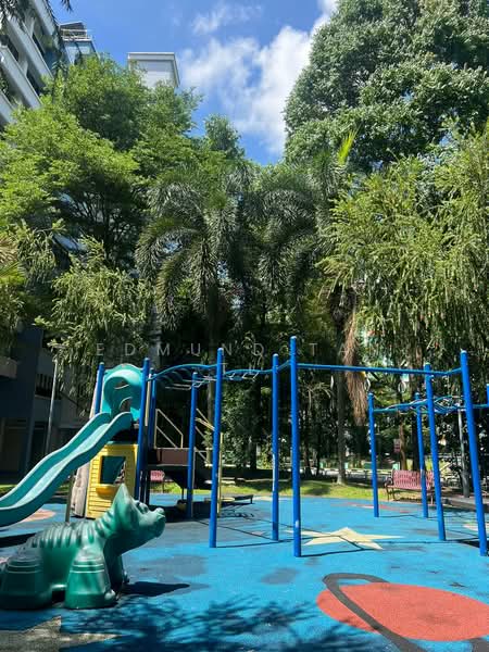 242 Bukit Batok East Avenue 5, 242 Bukit Batok East Avenue 5, 3 Bedrooms, 979 sqft, HDB Flat For Sale, by Edmund Tan TL, 500120602 - Nearby Playground - PropertyGuru.com.sg