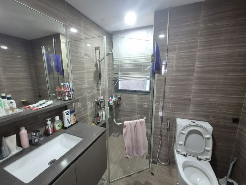 The Brownstone, 150 Canberra Drive, 3 Bedrooms, 936 sqft, Executive Condominium For Rent, by Ernest Goh, 500120630 - Bathroom - PropertyGuru.com.sg